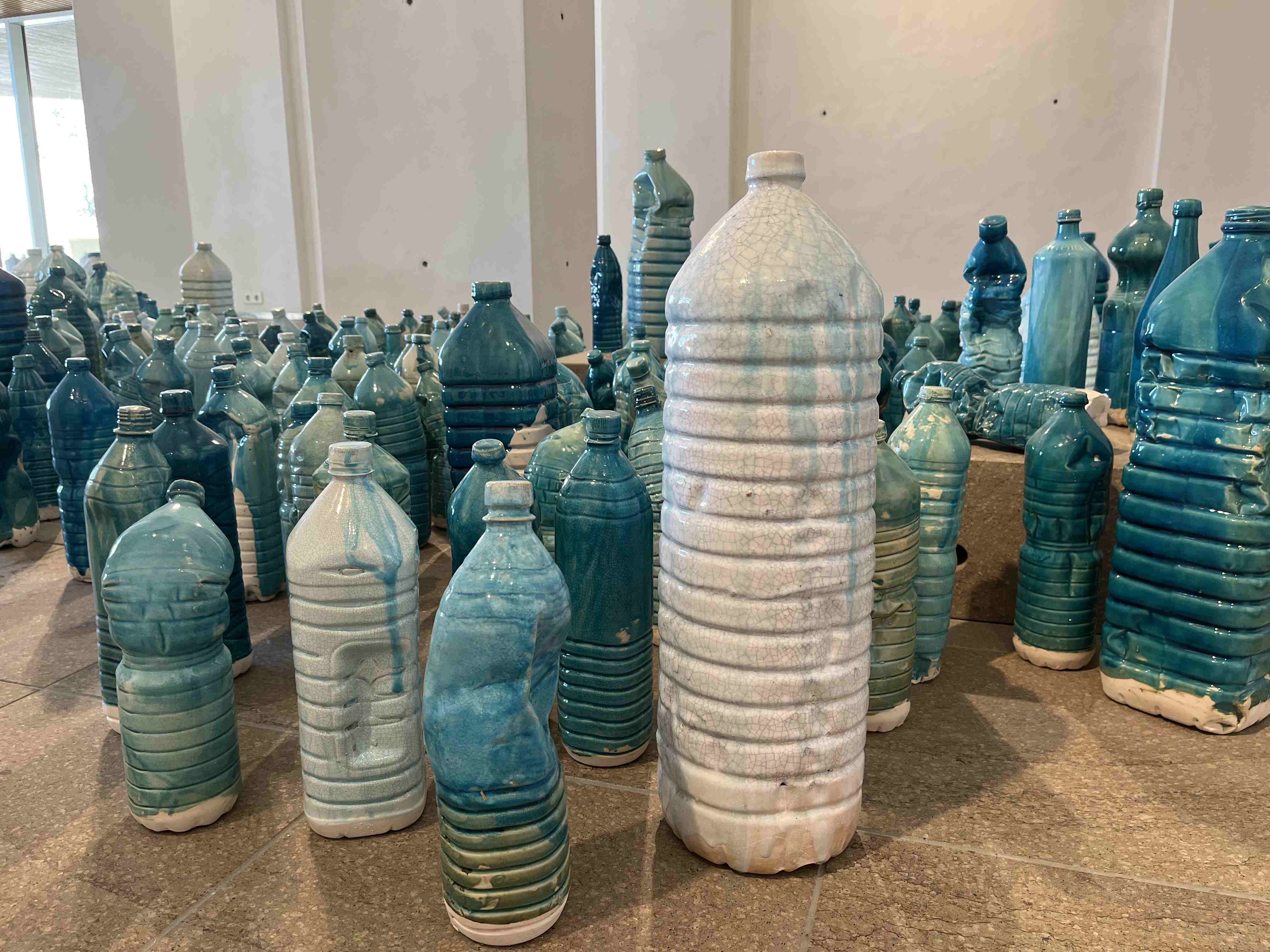 Ceramic bottles, Beelden aan Zee